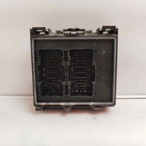 CAJA RELES / FUSIBLES 118683