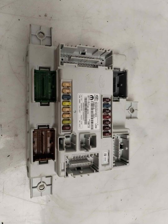 CAJA RELES / FUSIBLES 120462