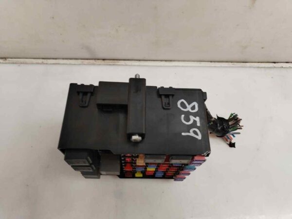 CAJA RELES / FUSIBLES 121390