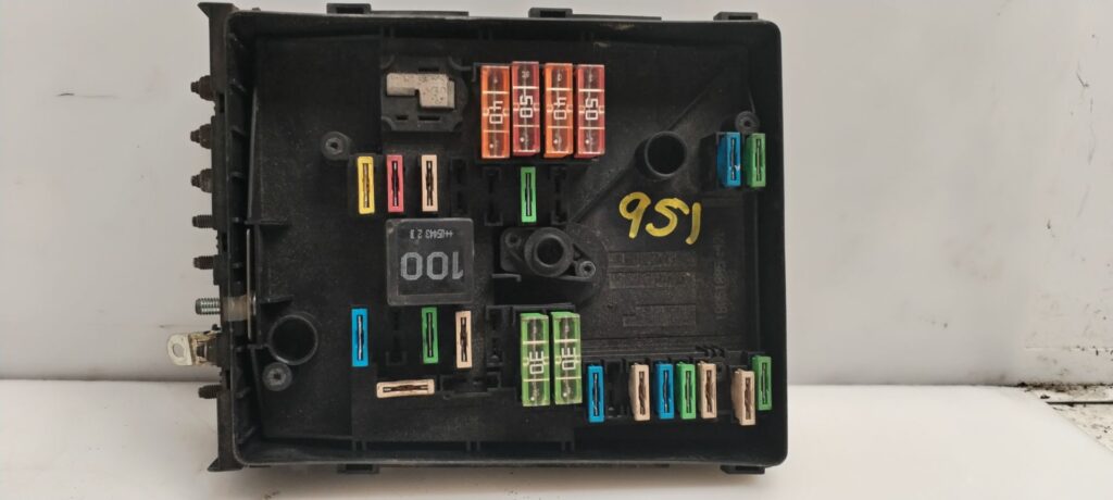 CAJA RELES / FUSIBLES 124958