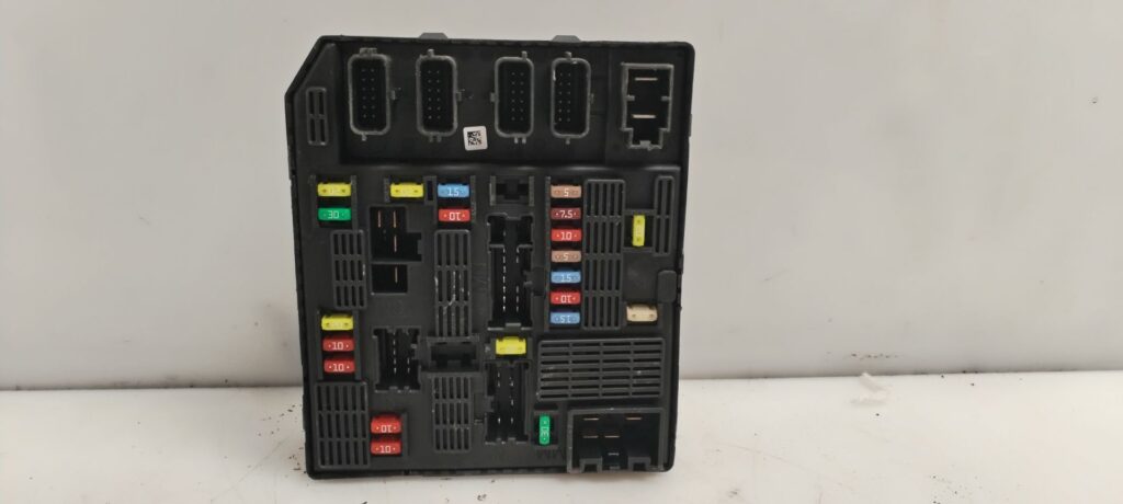 CAJA RELES / FUSIBLES 124963