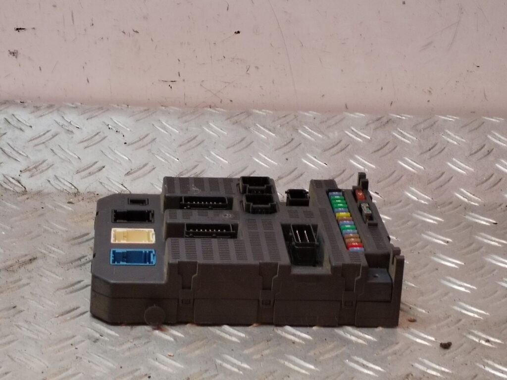 CAJA RELES / FUSIBLES 126161