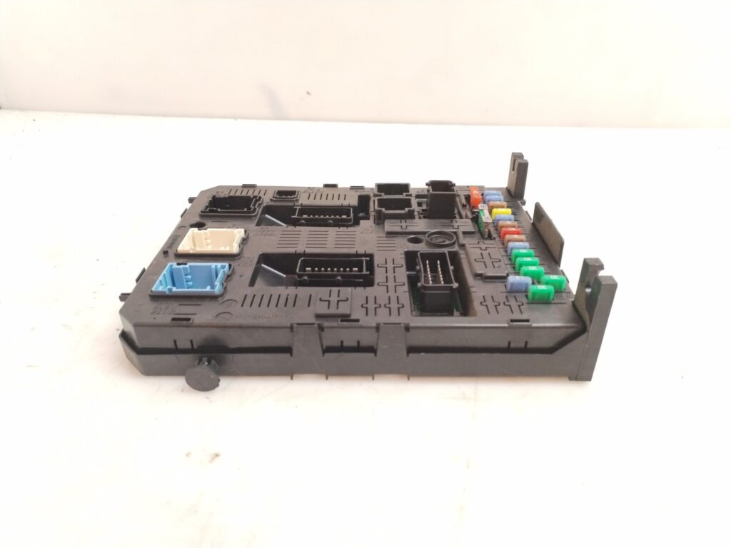 CAJA RELES / FUSIBLES 125239