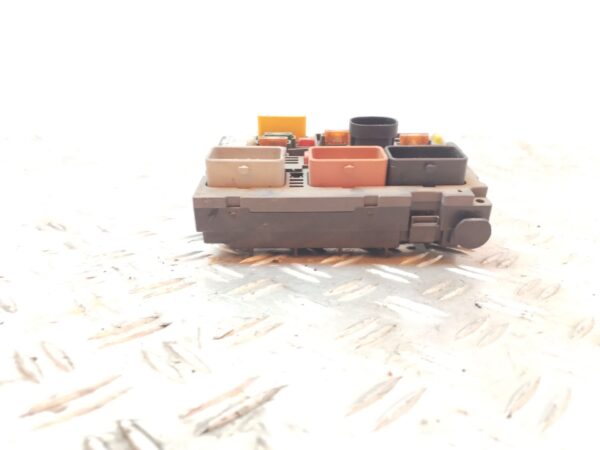 CAJA RELES / FUSIBLES 126083