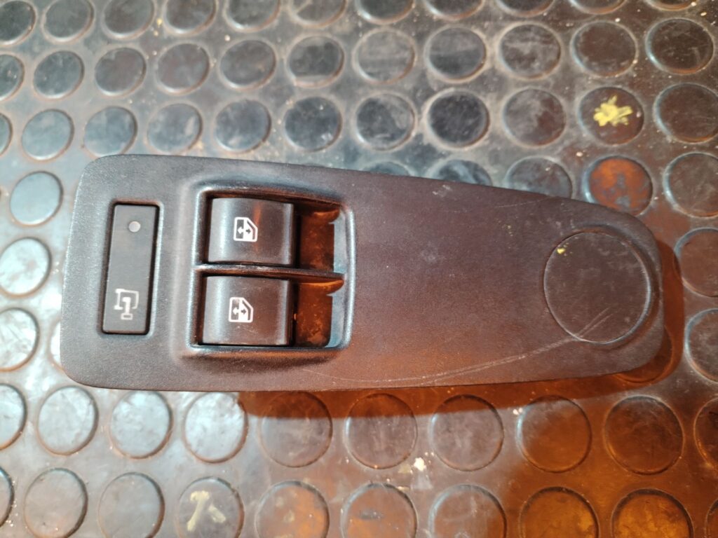MANDO ELEVALUNAS DELANTERO IZQUIERDO 126165