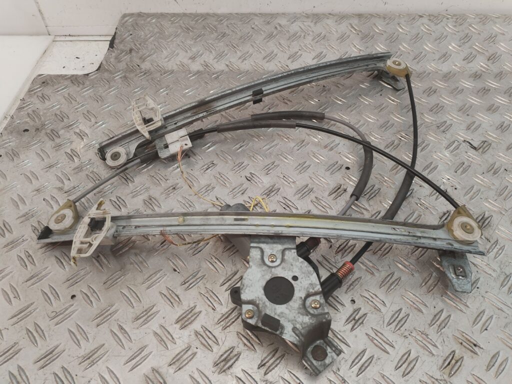 ELEVALUNAS DELANTERO DERECHO 125820