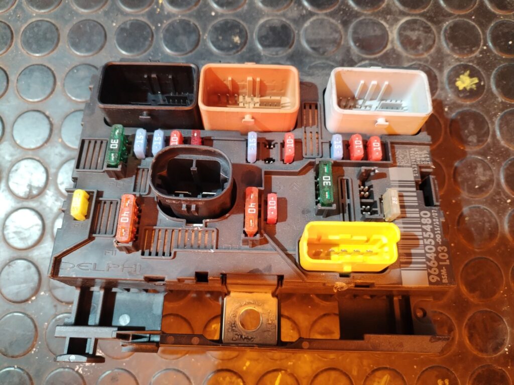 CAJA RELES / FUSIBLES 126157