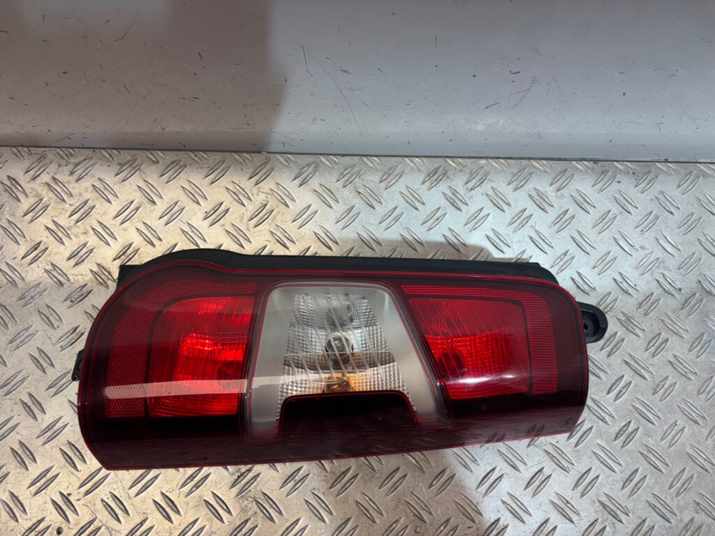 PILOTO TRASERO DERECHO 125880
