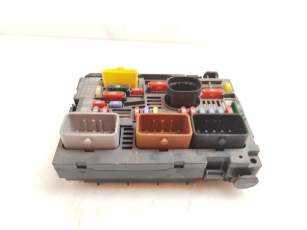 CAJA RELES / FUSIBLES 125238