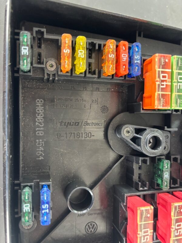 CAJA RELES / FUSIBLES 126903