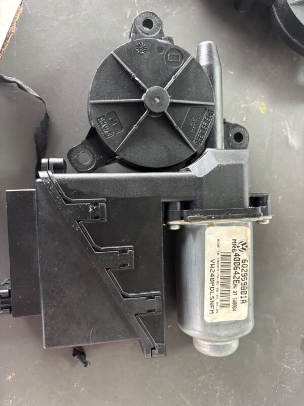 MOTOR ELEVALUNAS DELANTERO DERECHO 126897