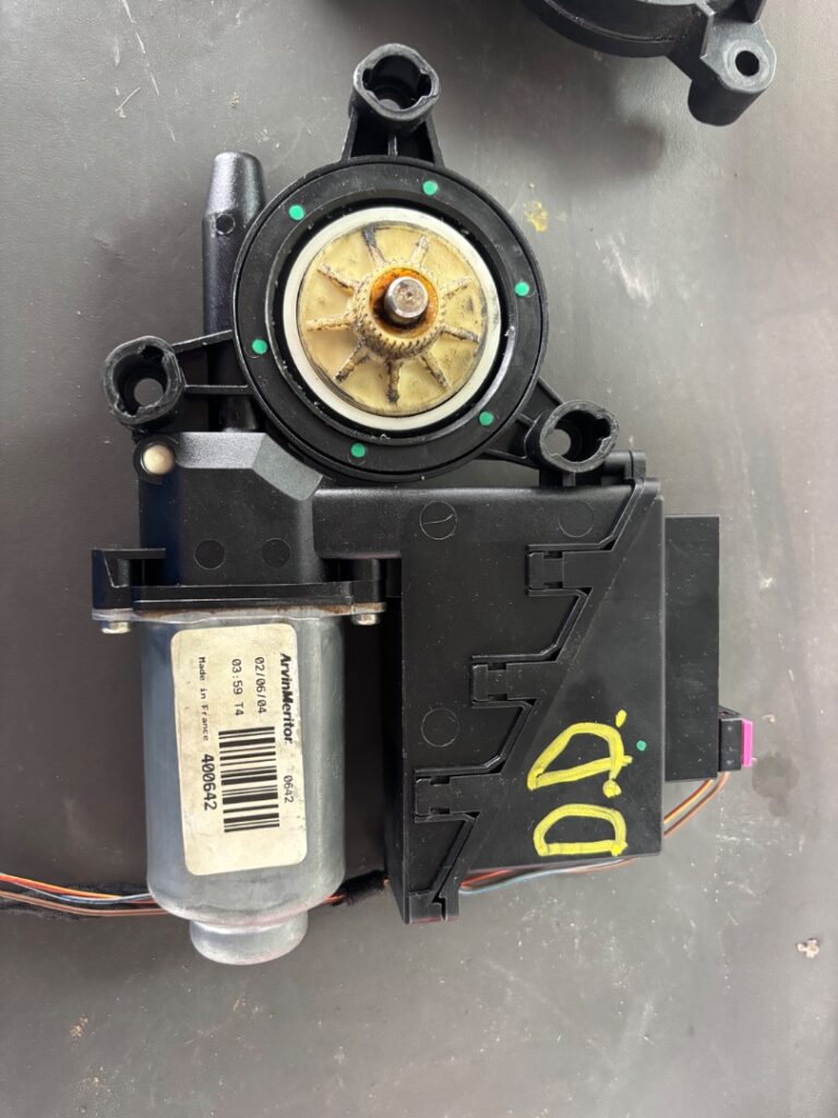 MOTOR ELEVALUNAS DELANTERO DERECHO 126897