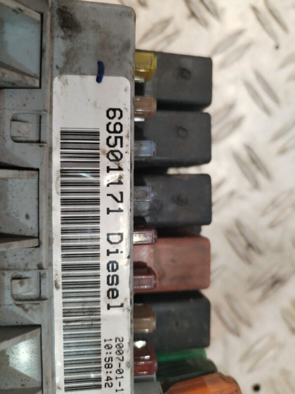 CAJA RELES / FUSIBLES 127050