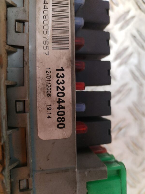 CAJA RELES / FUSIBLES 126843