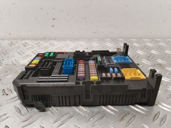 CAJA RELES / FUSIBLES 125982