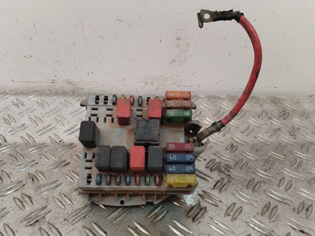 CAJA RELES / FUSIBLES 127054