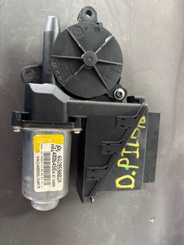 MOTOR ELEVALUNAS DELANTERO IZQUIERDO 126898