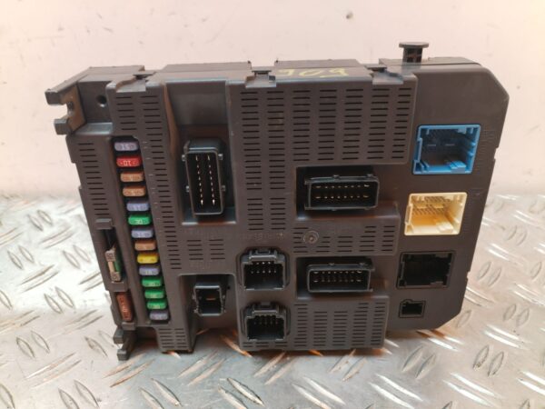 CAJA RELES / FUSIBLES 126489