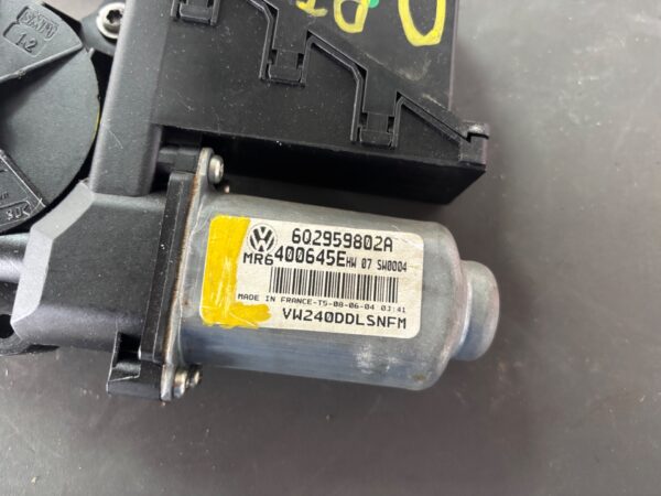 MOTOR ELEVALUNAS DELANTERO IZQUIERDO 126898