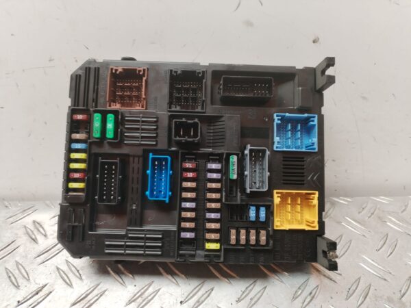 CAJA RELES / FUSIBLES 125982