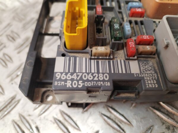 CAJA RELES / FUSIBLES 127127