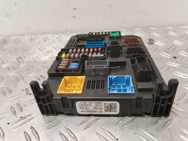 CAJA RELES / FUSIBLES 125982