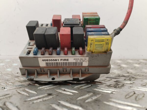 CAJA RELES / FUSIBLES 127054
