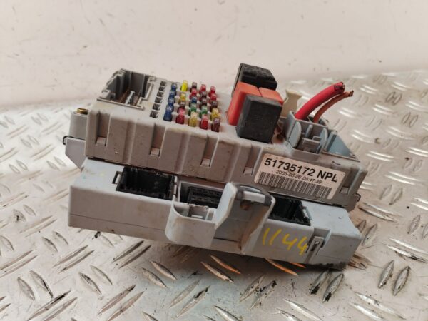 CAJA RELES / FUSIBLES 126840
