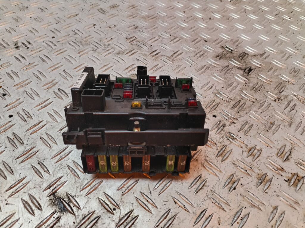 CAJA RELES / FUSIBLES 126406