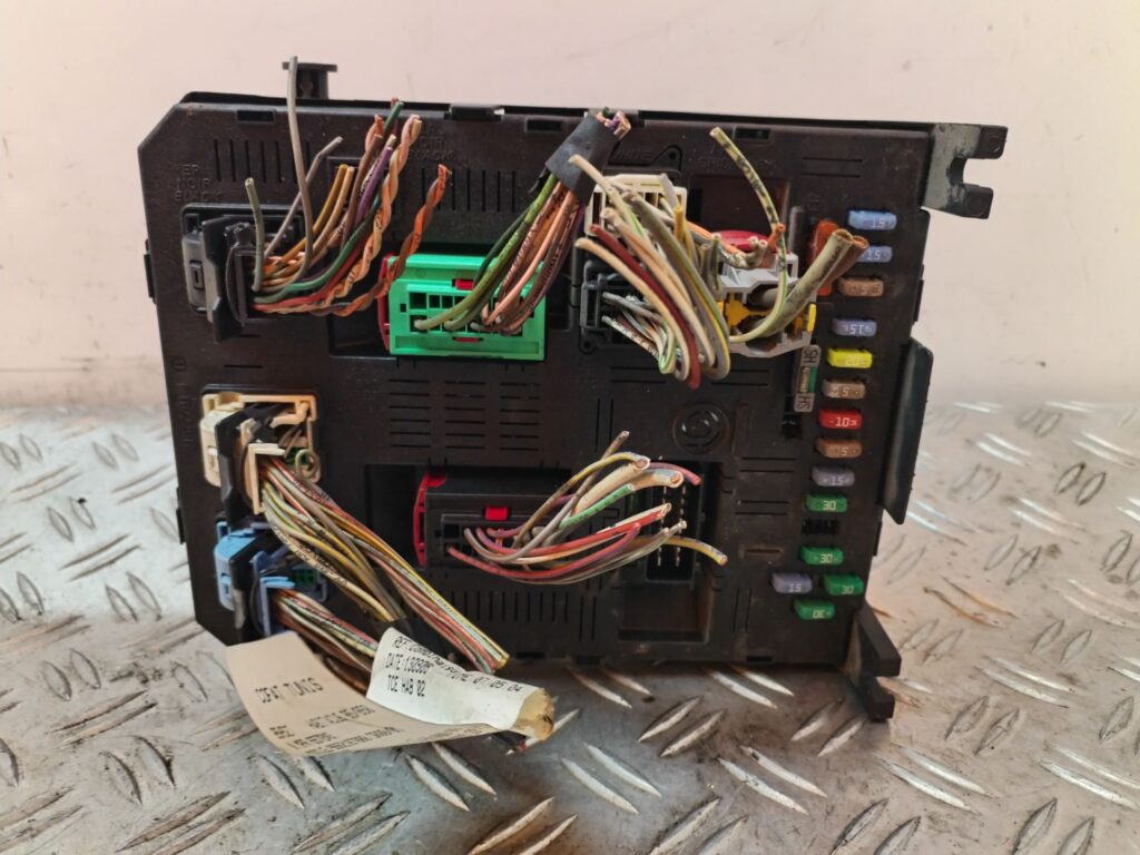 CAJA RELES / FUSIBLES 127008