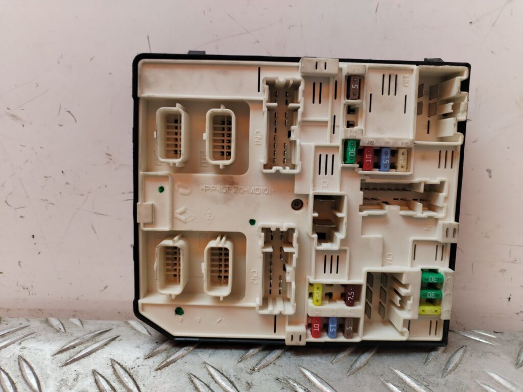 CAJA RELES / FUSIBLES 127507