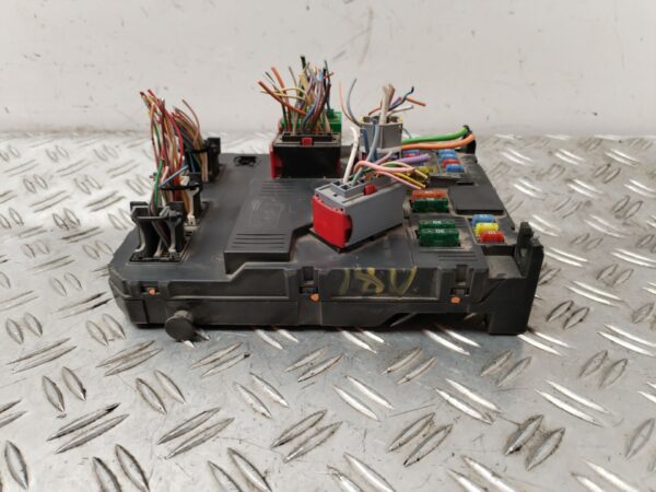 CAJA RELES / FUSIBLES 127203