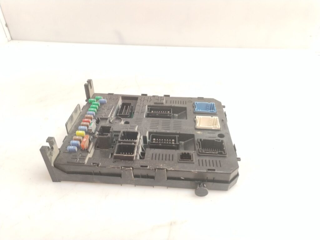 CAJA RELES / FUSIBLES 125150