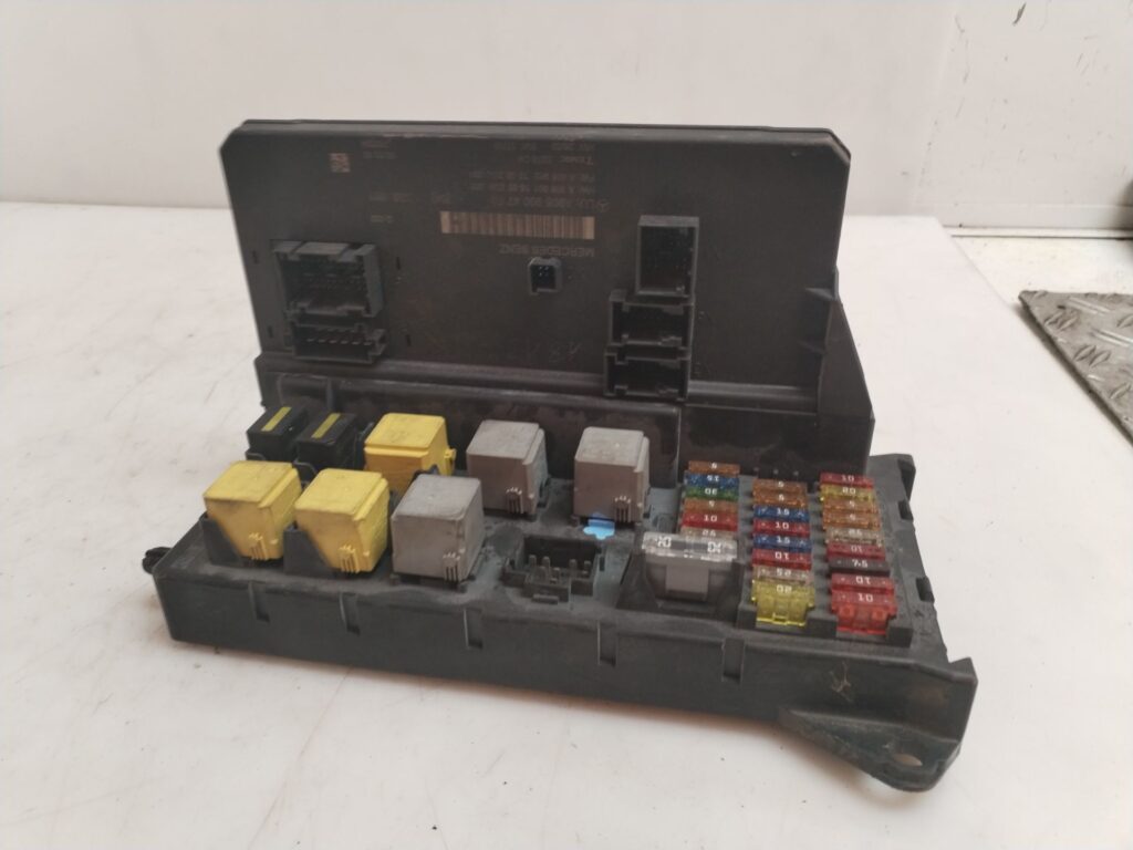 CAJA RELES / FUSIBLES 125381