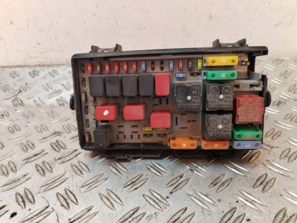 CAJA RELES / FUSIBLES 128480