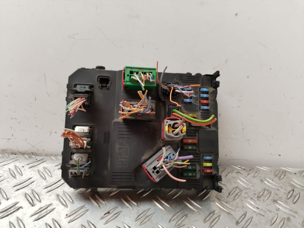 CAJA RELES / FUSIBLES 127203