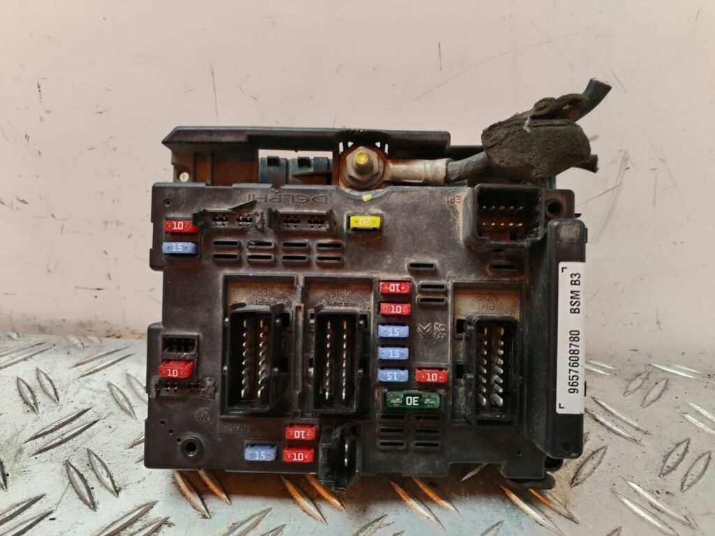 CAJA RELES / FUSIBLES 127224
