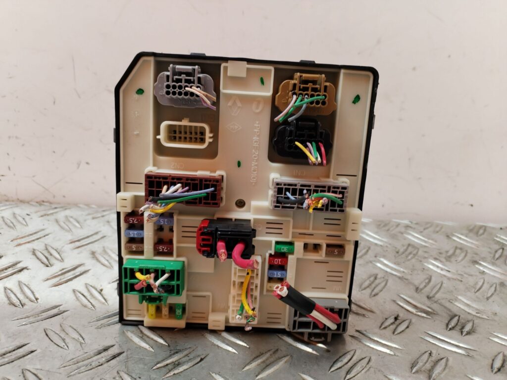 CAJA RELES / FUSIBLES 127216