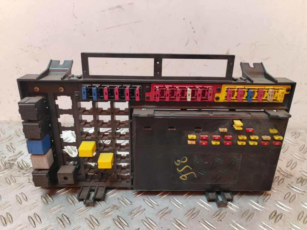 CAJA RELES / FUSIBLES 128935