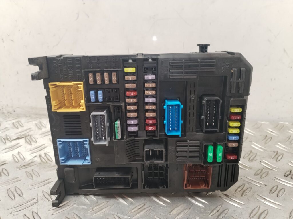 CAJA RELES / FUSIBLES 129141