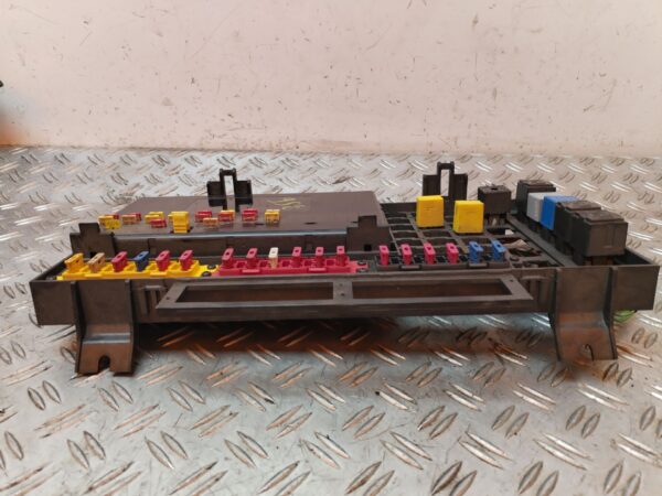 CAJA RELES / FUSIBLES 128935