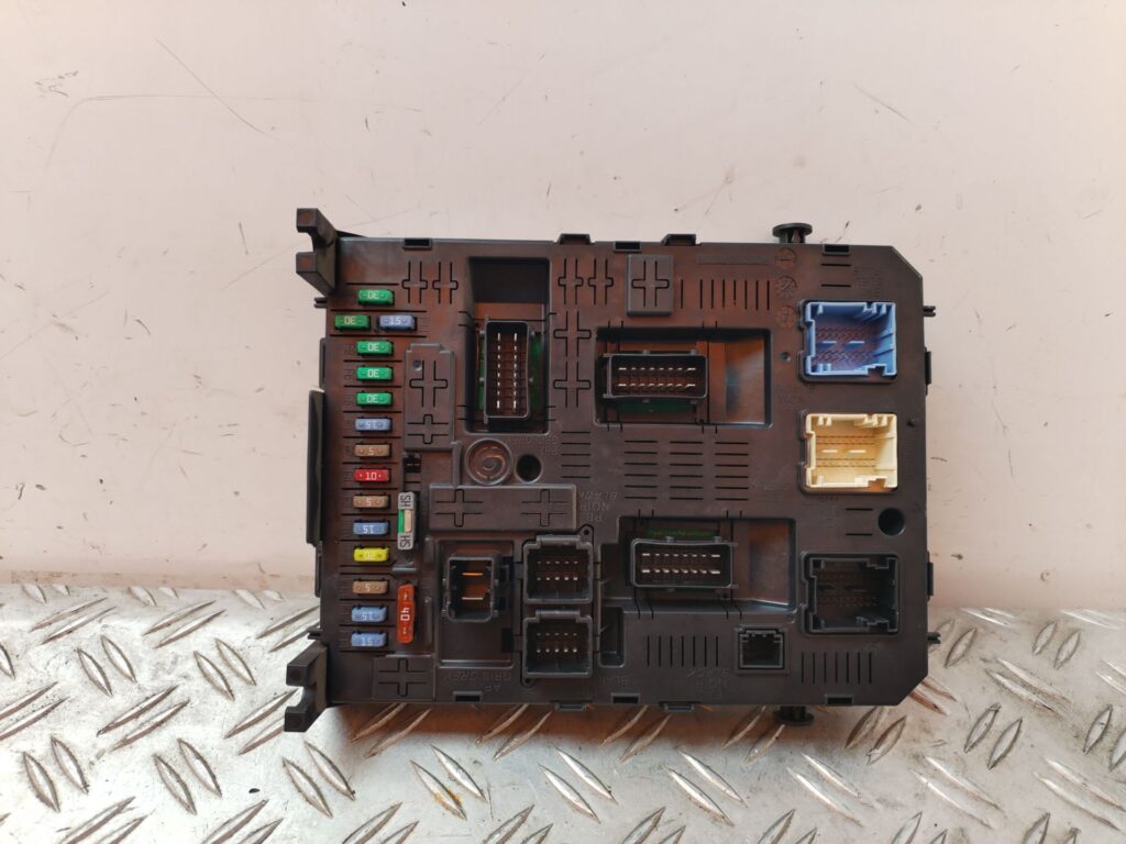 CAJA RELES / FUSIBLES 127505