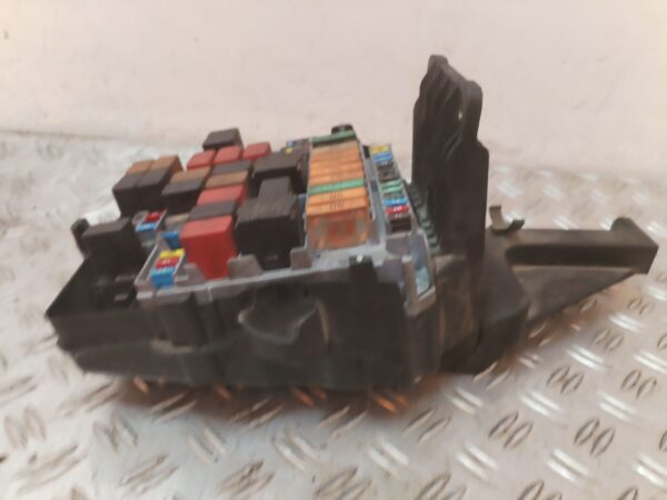 CAJA RELES / FUSIBLES 127848