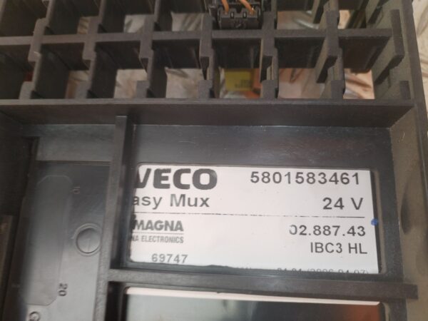 CAJA RELES / FUSIBLES 128602
