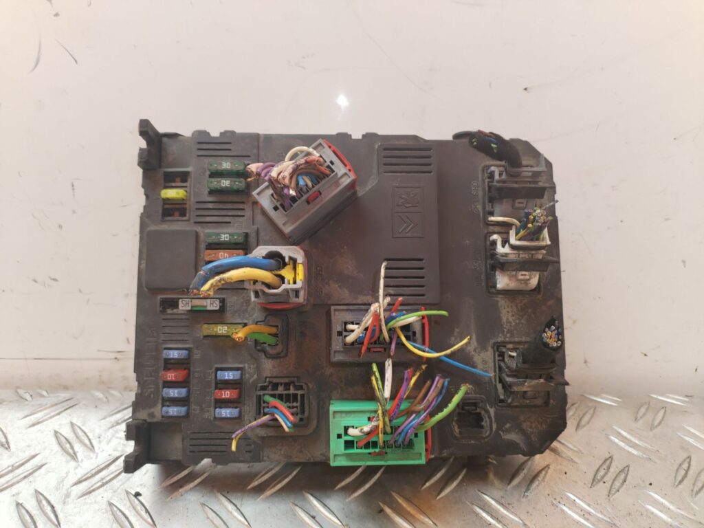 CAJA RELES / FUSIBLES 126994