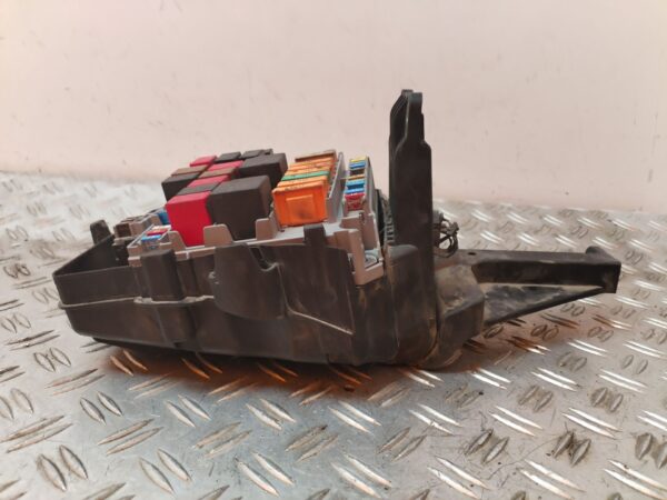 CAJA RELES / FUSIBLES 127331