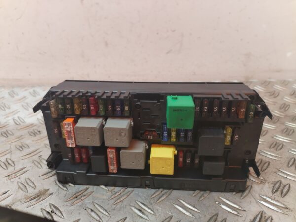 CAJA RELES / FUSIBLES 128412