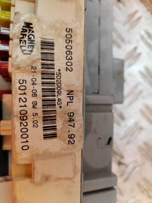 CAJA RELES / FUSIBLES 127693