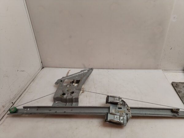 ELEVALUNAS DELANTERO DERECHO 125375