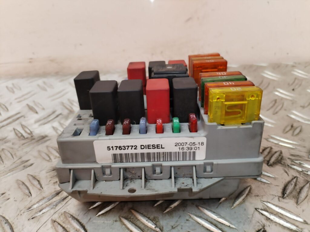 CAJA RELES / FUSIBLES 127112